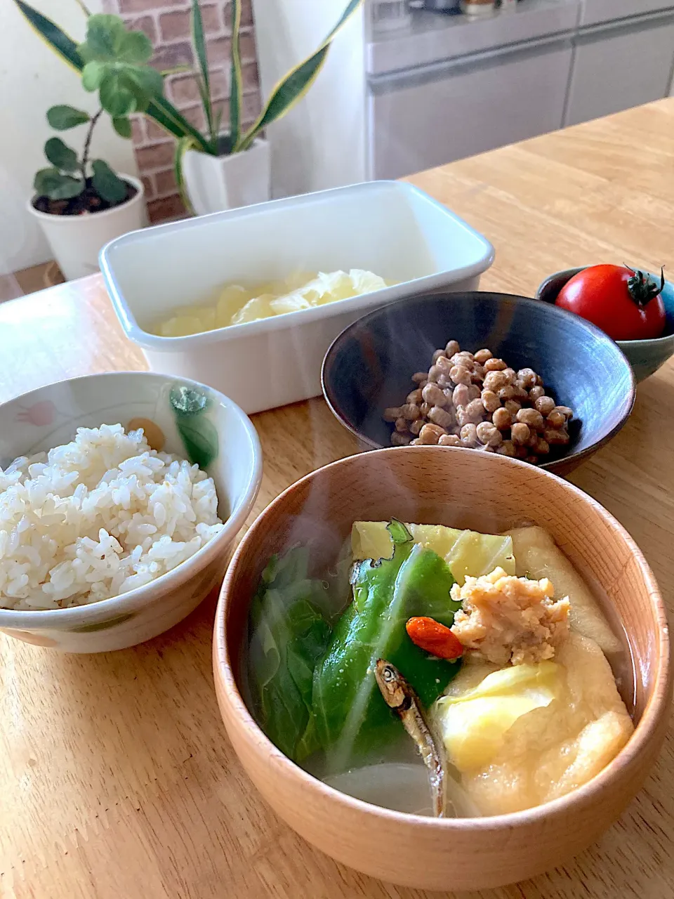 朝ごはん🧡具沢山お味噌汁、納豆、ミディトマト、五分づき米ご飯、パール柑|さくたえさん