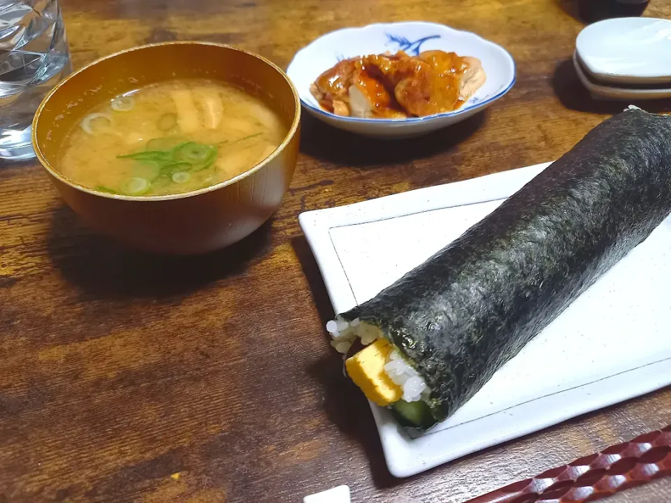 ・太巻き
・鶏の照り焼き
・キャベツと揚げのみそ汁|ちりさん