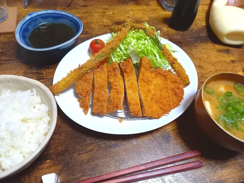 Snapdishの料理写真:・とんかつ
・もずく酢
・豆腐と半端野菜のみそ汁|ちりさん