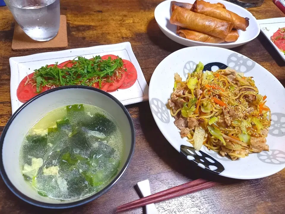 Snapdishの料理写真:・塩焼きそば
・春巻き
・トマトサラダ
・わかめ玉子スープ|ちりさん