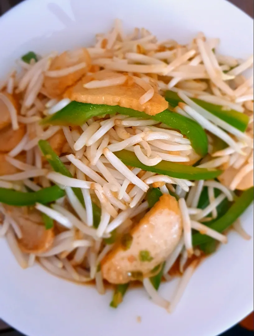 Stir fried Beansprouts Capsicum with Fish Cake|feeqsyaneeさん