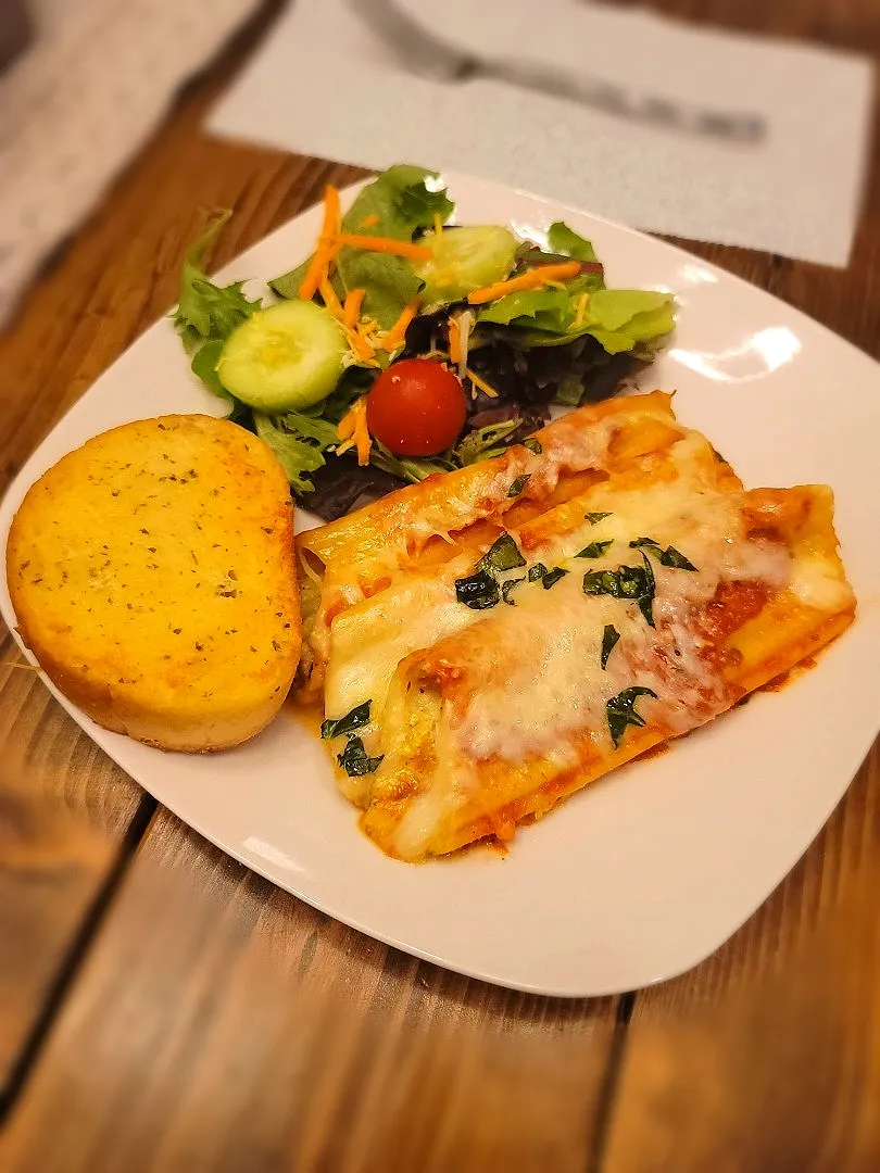 Stuffed manicotti (Ricotta,mozzarella, parmesan, spinach)with side salad and garlic bread|Travis Stoneさん