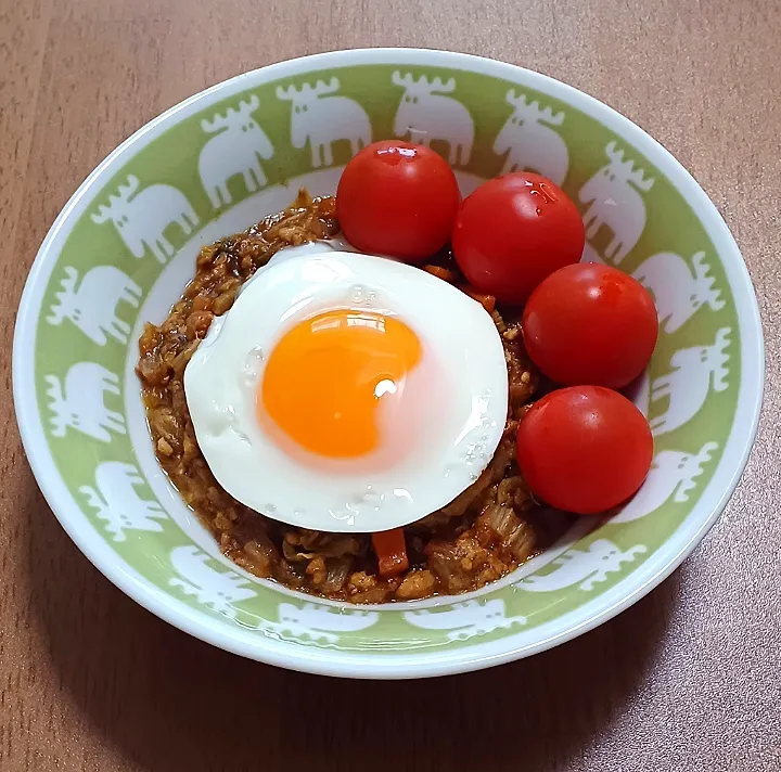 昨日のアルモンデ常備菜で、目玉とプチトマトのせカレー、ロールパン|ナナさん