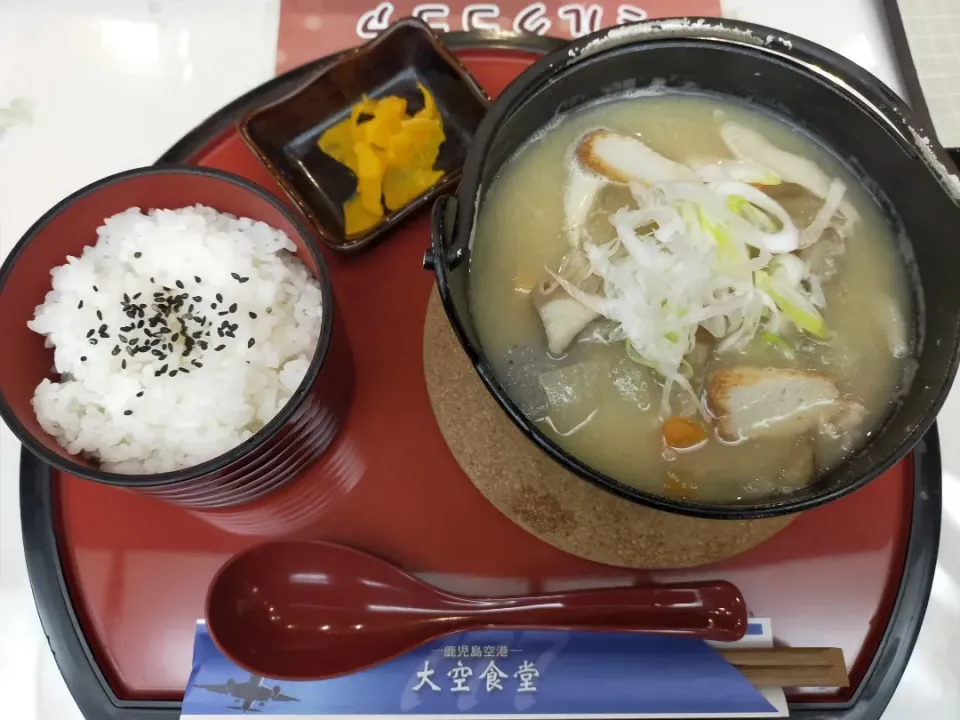 鹿児島空港で豚汁定食650円|フージさん