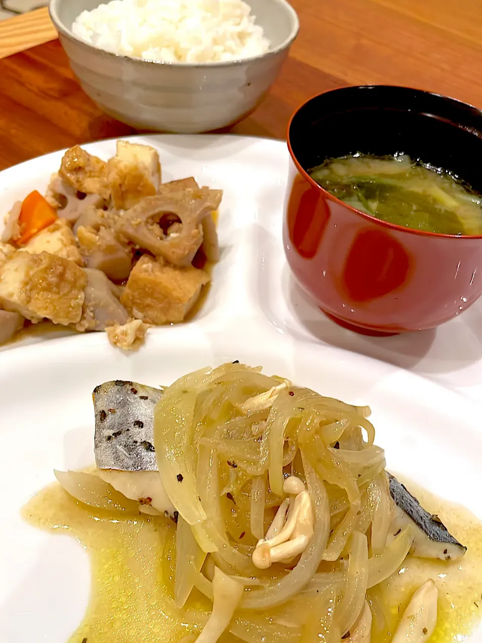 Snapdishの料理写真:鰆バジルオリーブ焼　レンコンと厚揚げの煮物　味噌汁　納豆|とゆあさん