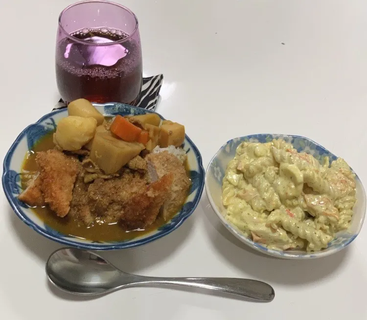 晩御飯は☆カツカレー☆マカロニサラダ（バジルマヨ）|Saharaさん