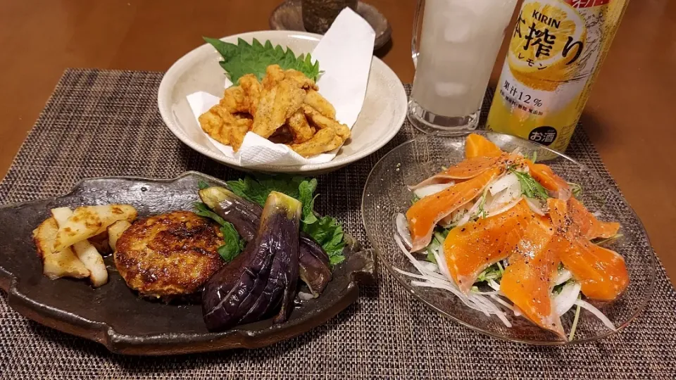 和風ハンバーグ、ヤゲン軟骨ニンニク唐揚げ、サーモンマリネ🍺🍺🍺本搾りレモン|miyuki🌱さん