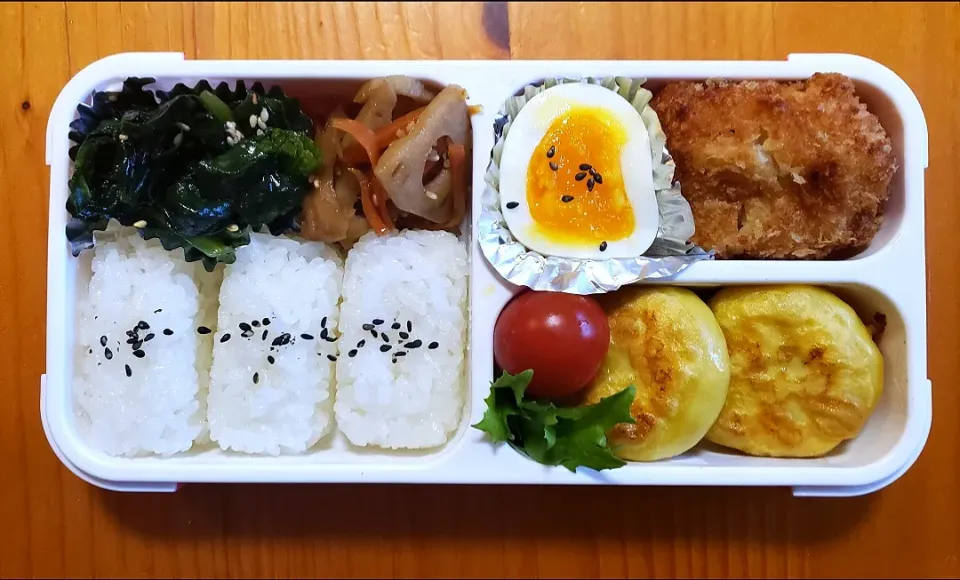 Snapdishの料理写真:今日のお弁当
俵おにぎり
きんぴら
ほうれん草お浸し
半熟たまご
海老カツ(手作り作りおき)
コーン入り丸餃子(冷凍食品)
トマト&レタス|Yukiさん