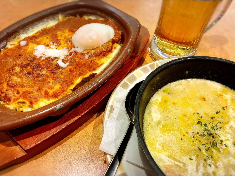 Snapdishの料理写真:半熟卵のミラノ風ドリア ¥350＋白菜のクラムチャウダー ¥300|Blue Moon Caféさん