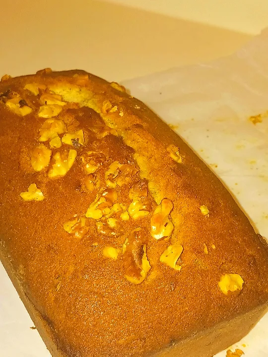 Banana Nut Bread with Walnuts across the top.|Sherimar Boydさん