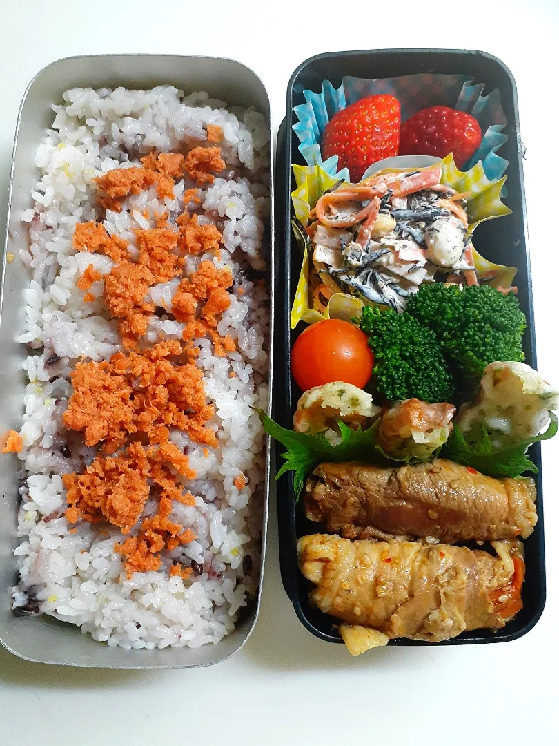 ☆中学生弁当☆雑穀鮭ごはん、苺、ひじきサラダ、ブロッコリー、ミニトマト、竹輪磯揚げ、野菜肉巻き|ｼｮｺﾗさん