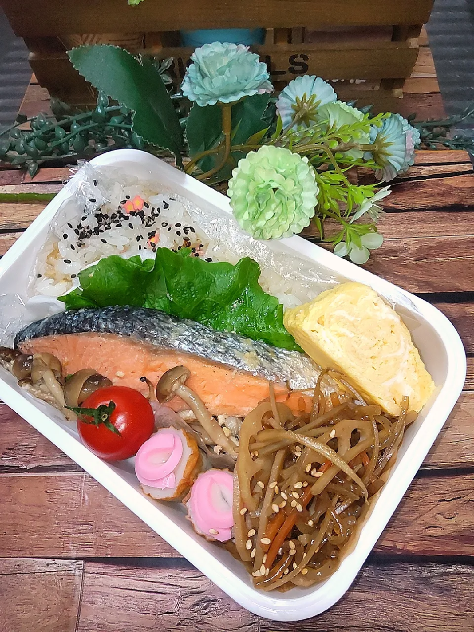 Snapdishの料理写真:鮭弁当🍱|クータンさん