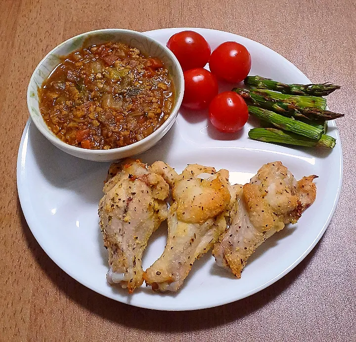 手羽元の香草スパイス焼き
アスパラのグリル、プチトマト
アルモンデ常備菜のカレー
ご飯🍚|ナナさん