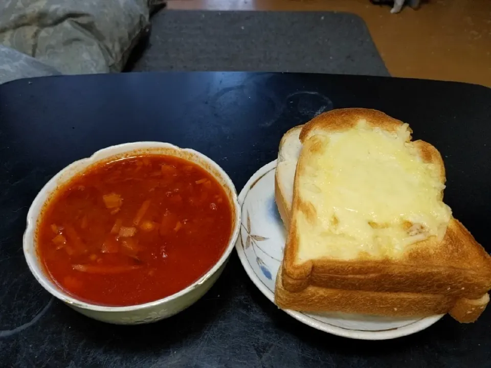 ミックスビーンズと塩分無添加トマトジュース他でミネストローネを北海道小麦食パンチーズトースト食して今夜からの夜勤に備えます|Tarou  Masayukiさん