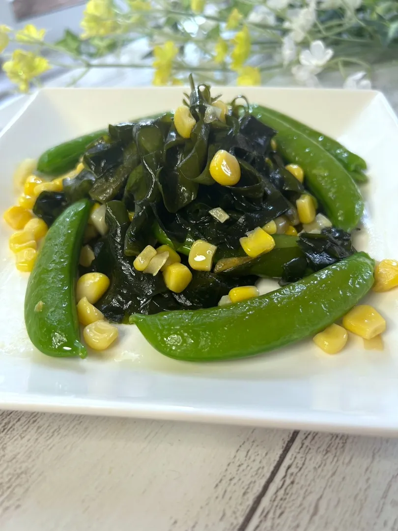 わかめとスナップえんどう、コーンのガーリック炒め。|yoshiyoshiさん