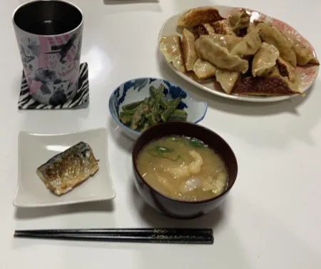 Snapdishの料理写真:晩御飯☆bibigoのキムチ餃子☆いんげんの胡麻和え☆焼き鯖☆みそ汁（大根・玉葱・揚げ・葱）|Saharaさん