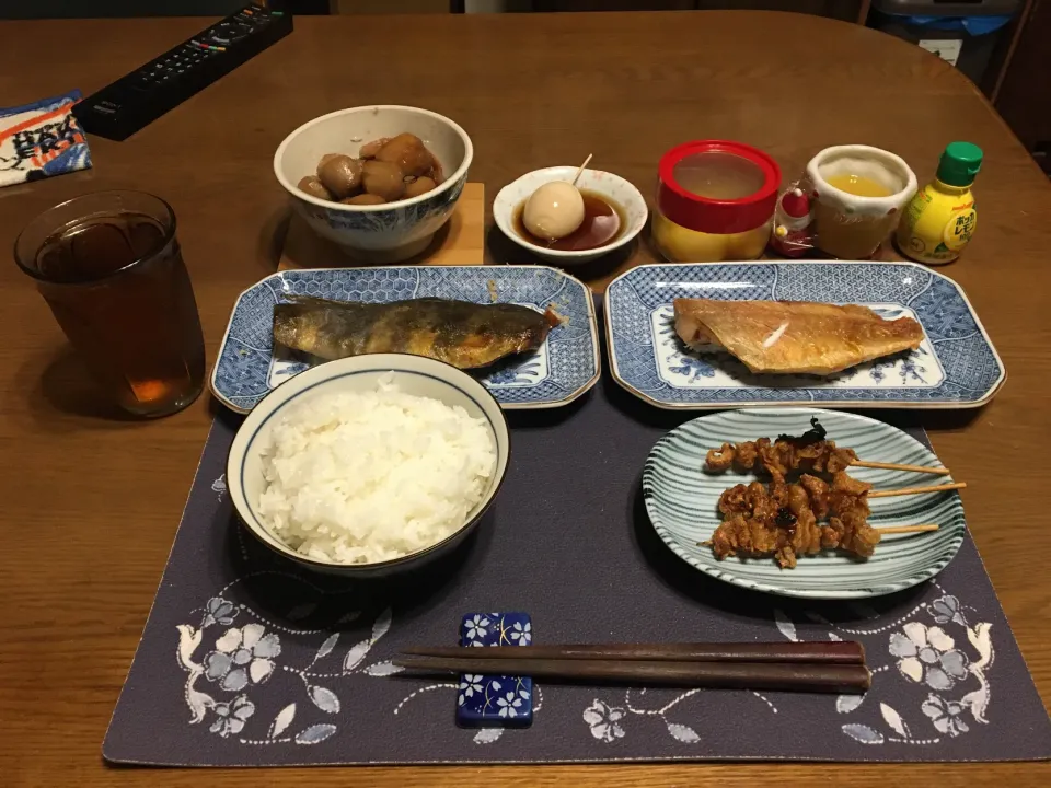 お惣菜四点(ホッケ焼き、赤魚塩焼、煮物、鶏皮串)(夕飯)|enarinさん