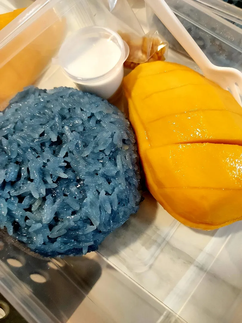 Mango sticky Rice  in coconut milk 🥰(butterfly pea flowers colour)|phatさん