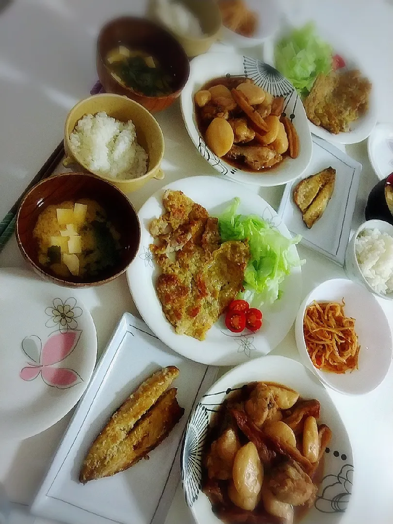 夕食(*^^*)
豚肉カレー風味チーズパン粉焼き&サラダ🥗
手羽元と玉こんにゃくとさつま揚げの煮物
もやしの食べラー炒め
焼き魚(アジ)
お味噌汁(豆腐、ワカメ)|プリン☆さん