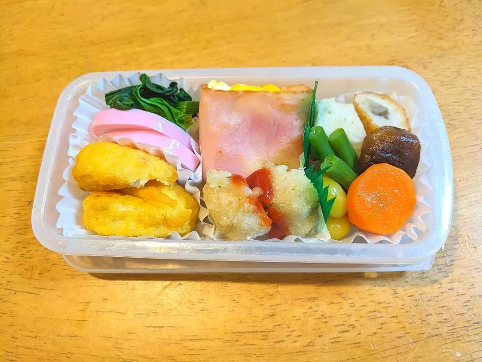 今日のお弁当🍱
土曜日だけど息子が仕事になったから、息子のお弁当のおかずの残りを詰めて私のお弁当を作りました😊|あかのりさん