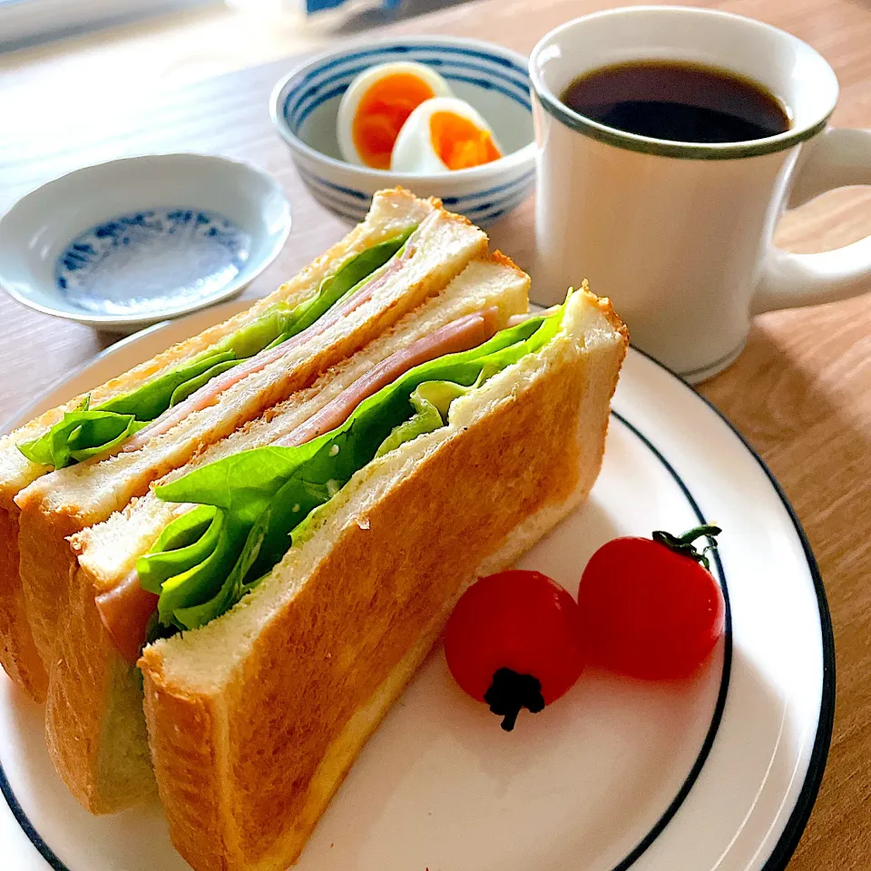 Snapdishの料理写真:今朝は　普通のハムトーストサンド🥪☕️|Sの食卓さん