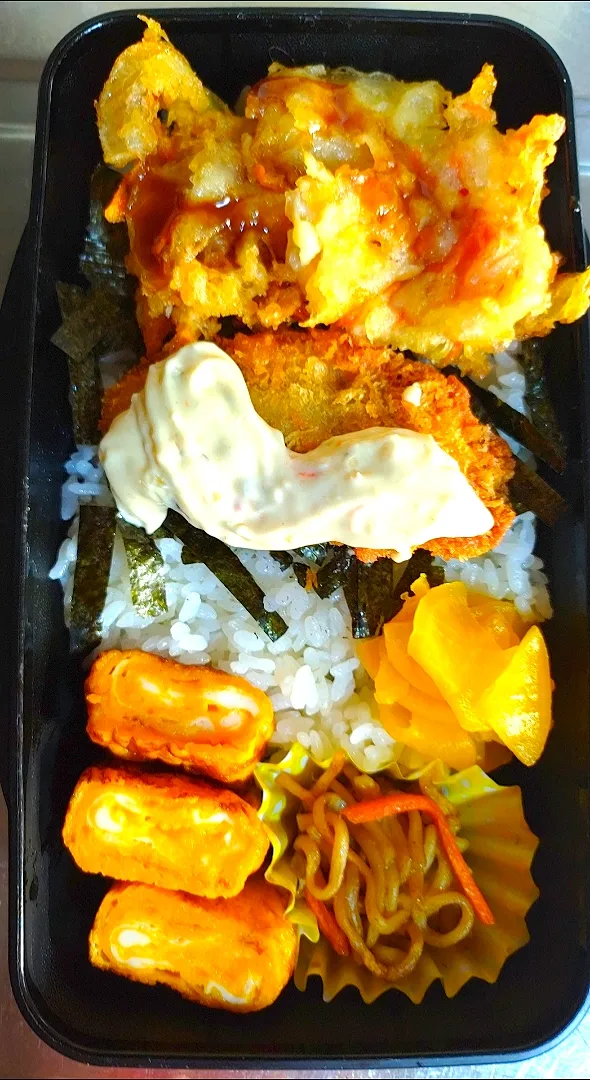 旦那弁当　2023/2/18

白身魚のフライ
ニンジン&タマネギのかき揚げ
玉子焼き
焼きそば|ユキヨメ♪さん