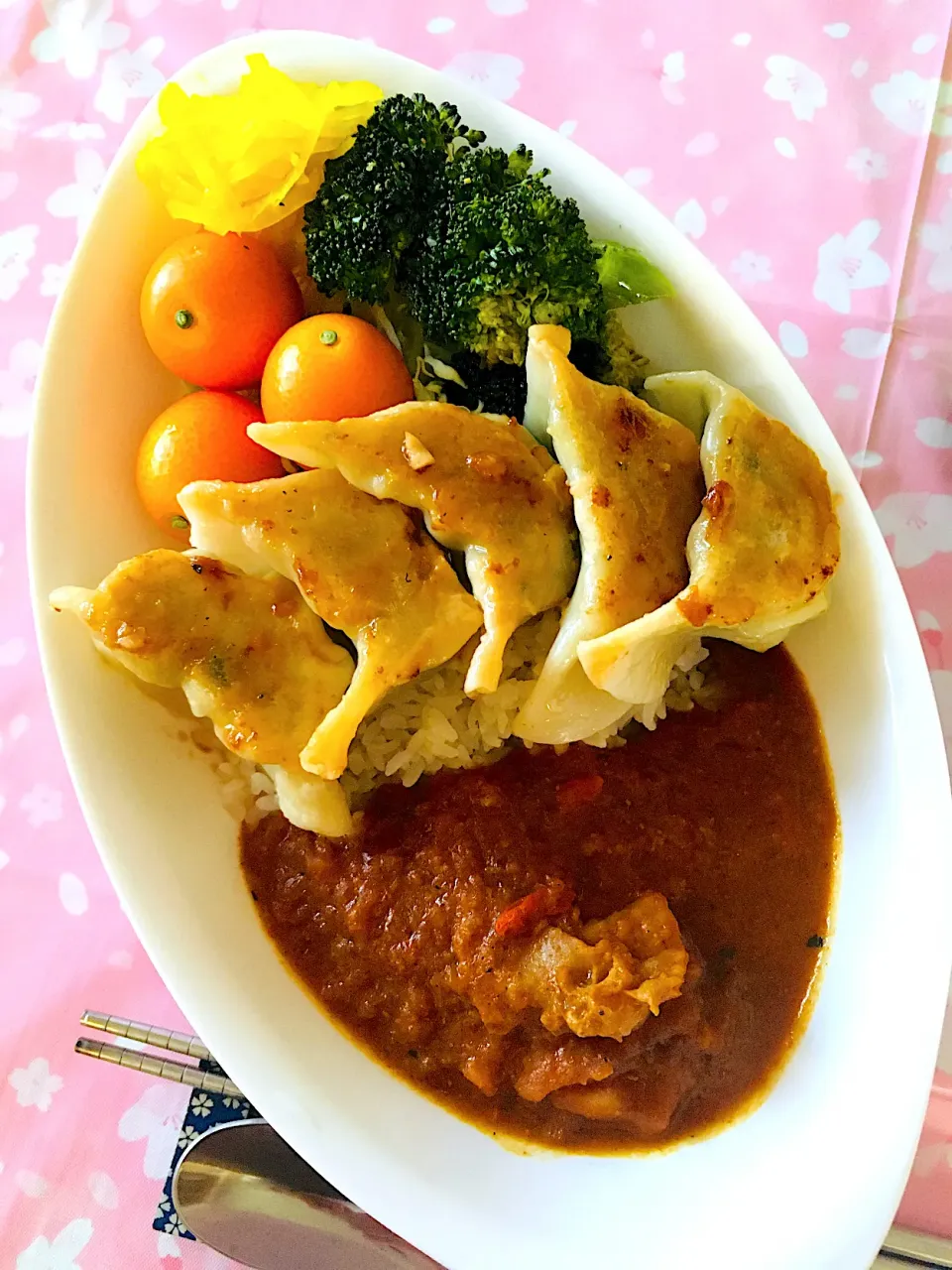 朝ごはんは勝負飯笑笑💪餃子🥟カレー🍛元気な高齢者が朝から食べるパワーフード笑笑💪💖|HAMI69さん