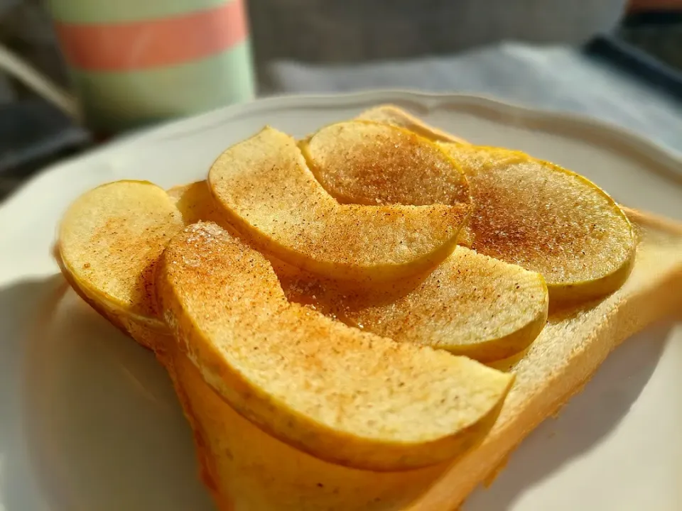 Snapdishの料理写真:りんご🍎とシナモンシュガートースト|しあるさん