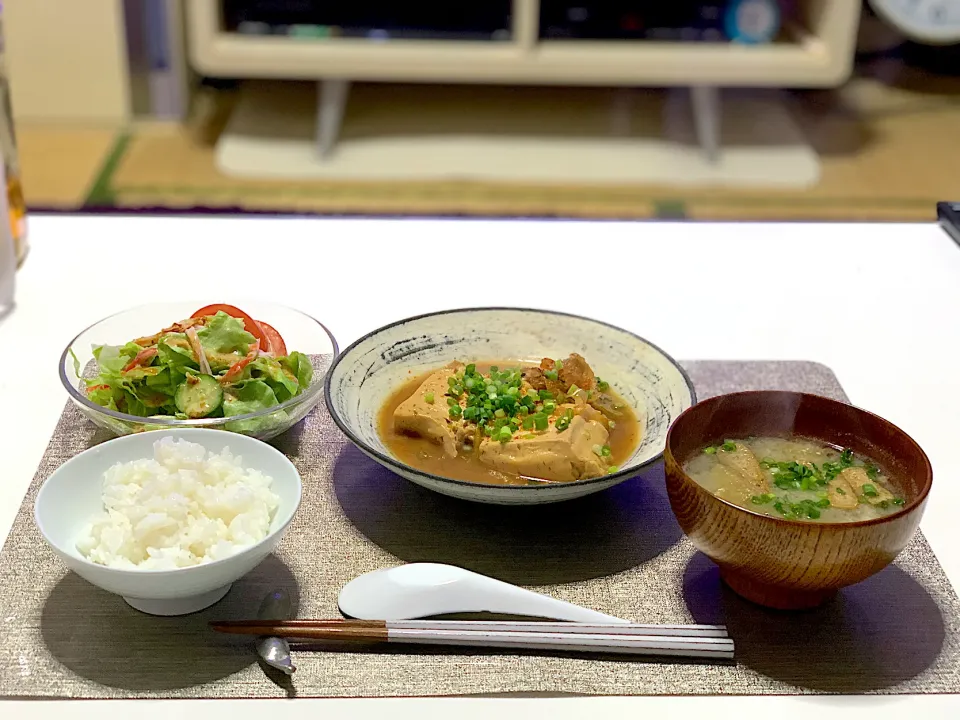 ばんごはん。肉豆腐、茄子としめじのお味噌汁、サラダ。|yukiさん