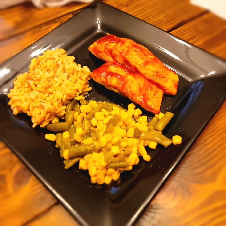 BBQ glazed salmon with rice pilaf and vegetables|Travis Stoneさん