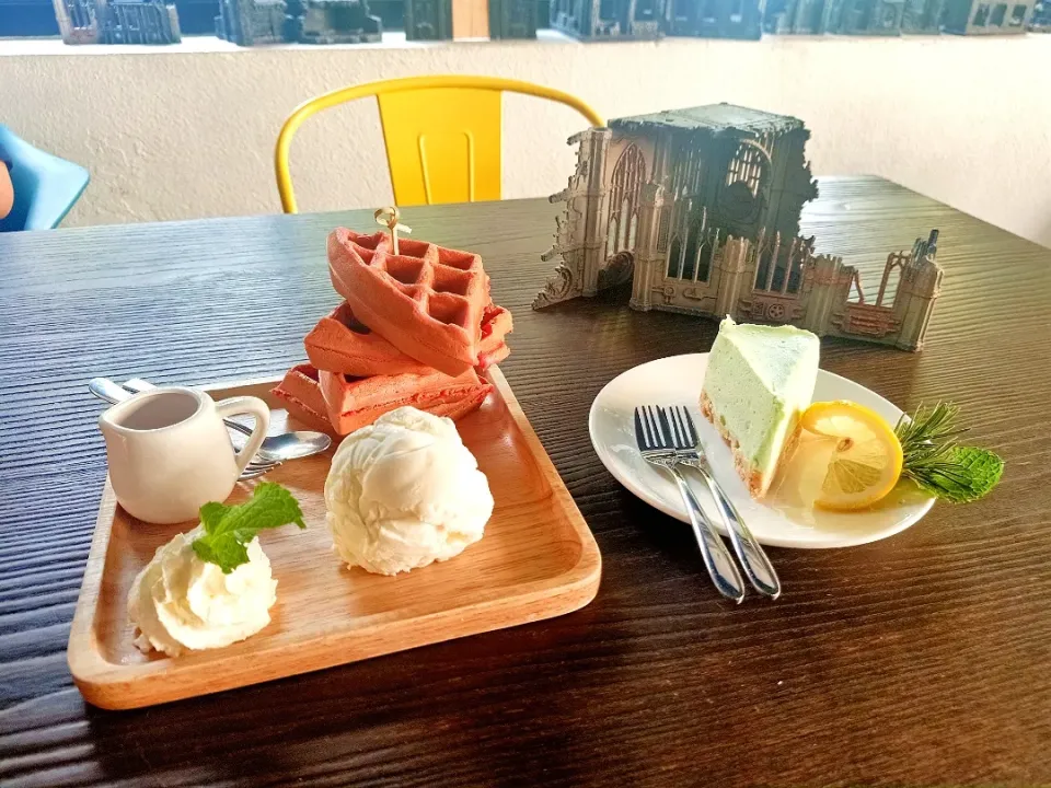 Vanilla Ice Cream + Waffle 🍨🧇 & Lemon Cheesecake 🍰
...
Mmmm... I just can't get enough! 🤤|An'leeさん