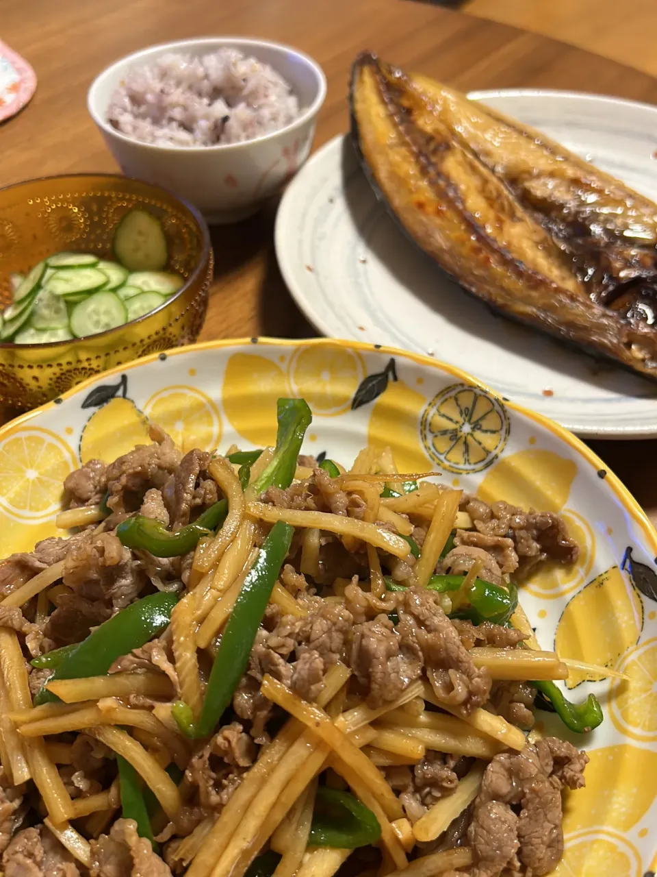 青椒肉絲、鯖焼き、きゅうり酢の物、雑穀米|こまめさん