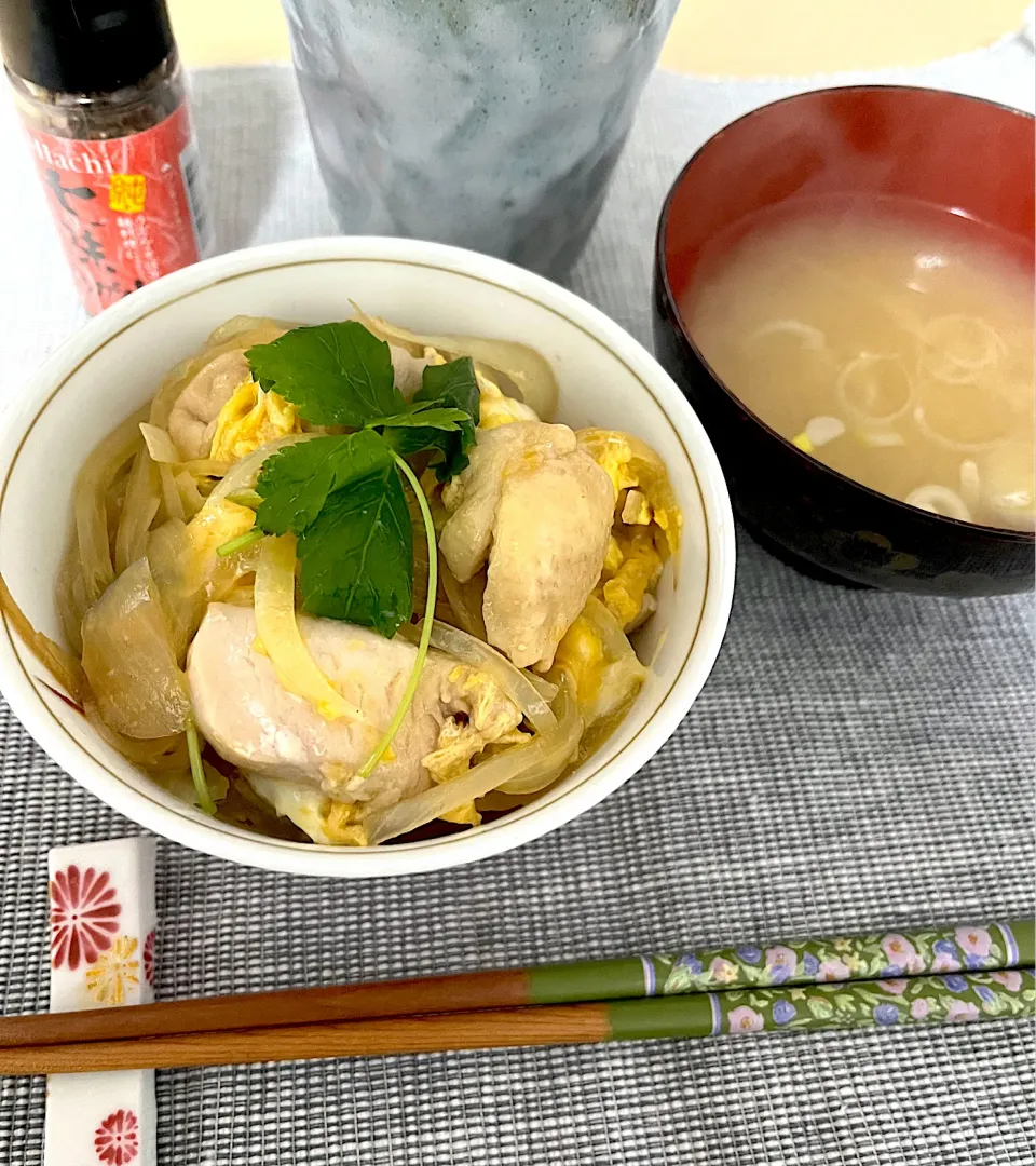 自炊　鶏卵丼　味噌汁|みんさん