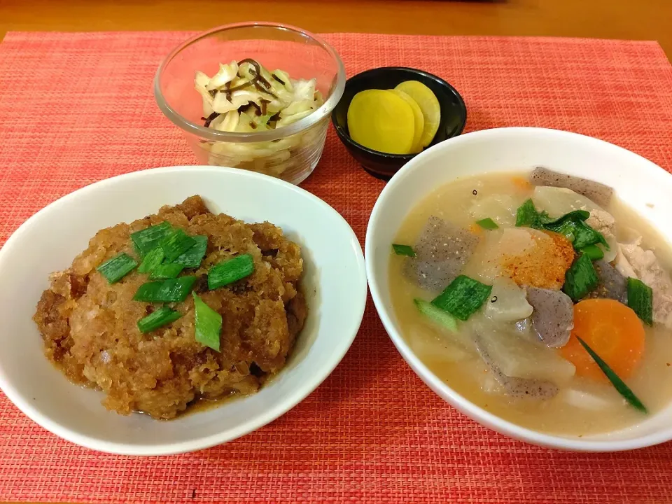 ☆煮込みハンバーグ
☆豚汁うどん
☆キャベツの塩昆布あえ
☆たくあん|chikakoさん