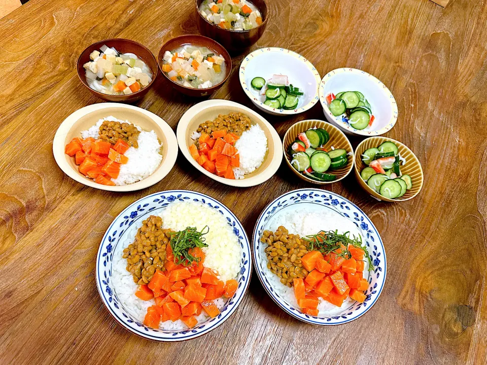 サーモンのばとろ丼、酢の物、けの汁うどん|yuseiさん