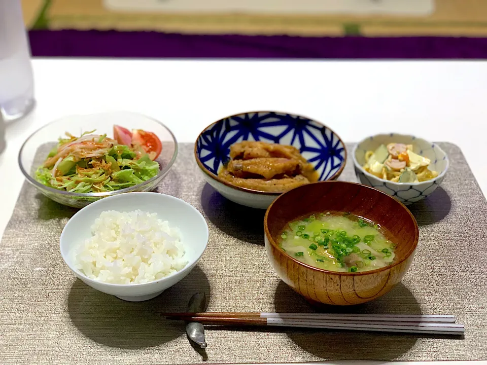 Snapdishの料理写真:ばんごはん。鶏手羽中煮、スパゲティサラダ、キャベツとしめじのお味噌汁。|yukiさん