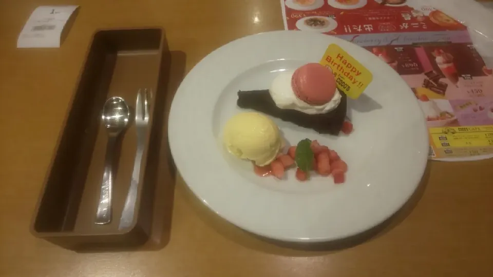 Snapdishの料理写真:ココスで夕飯♪写真は誕生日サービスで無料のバースデーデザートプレート(夕飯。COCO'S)|enarinさん