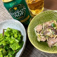 レバーのネギ塩、リーフレタスとわさび菜のサラダ