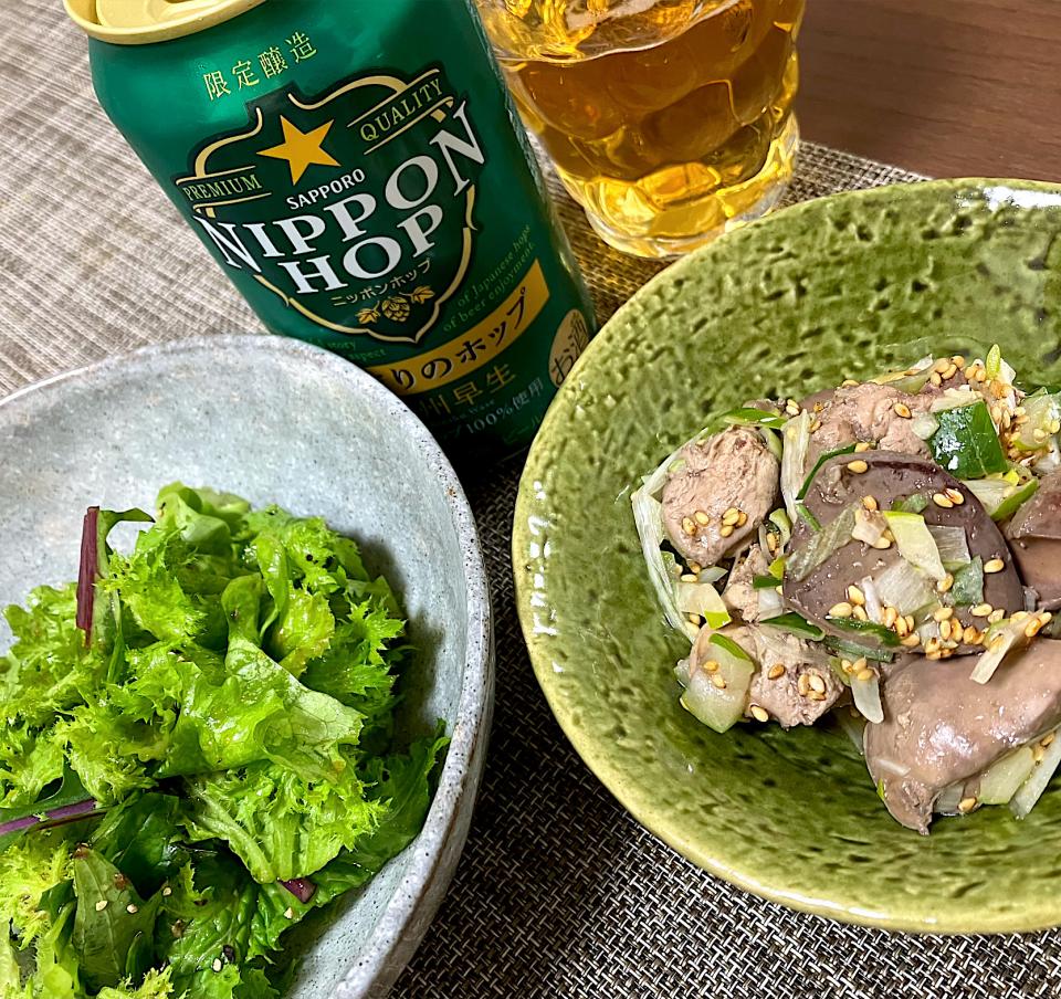 レバーのネギ塩、リーフレタスとわさび菜のサラダ