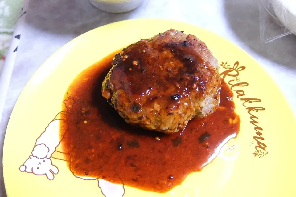 手ごねハンバーグ✨🍀
パン粉とかたまご入れてないので
ザ・肉✨✨✨

ソースには粒マスタード入れてみた😺|深夜特急fさん