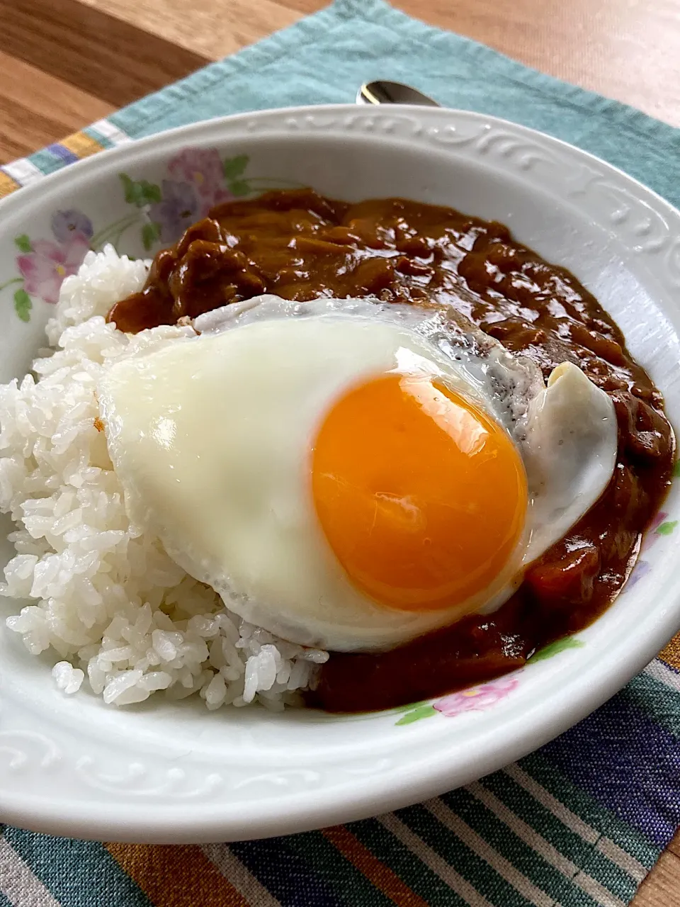 お昼。エッグカレー召し上がれ🍛|renharuruさん