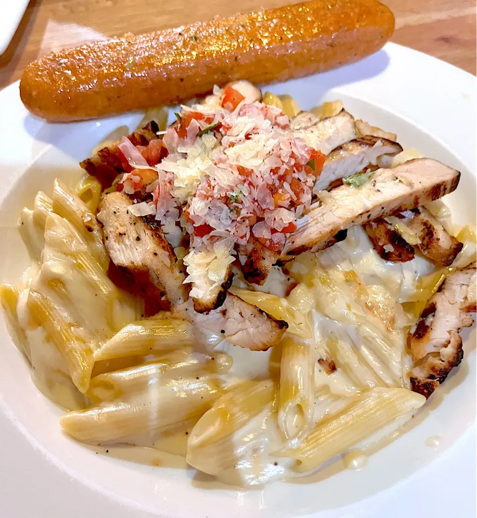 Penne pasta with grilled chicken & garlicbutter breadstick|🌺IAnneさん