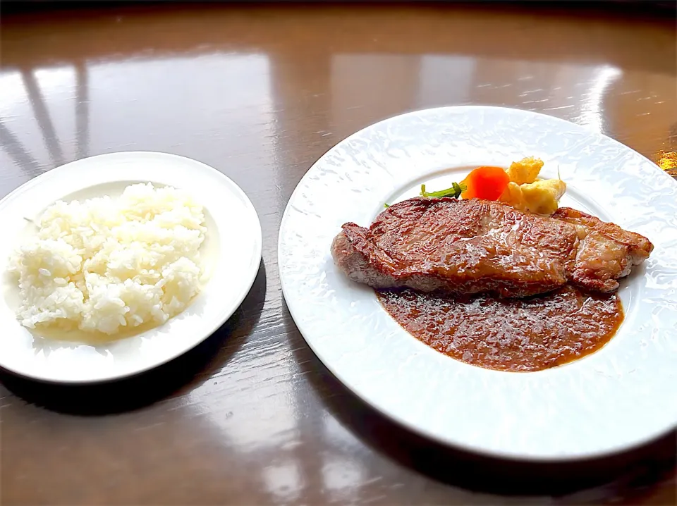 学士会館　セブンスカフェ　USビーフ赤身ロースのステーキ|Hideyuki Takadaさん