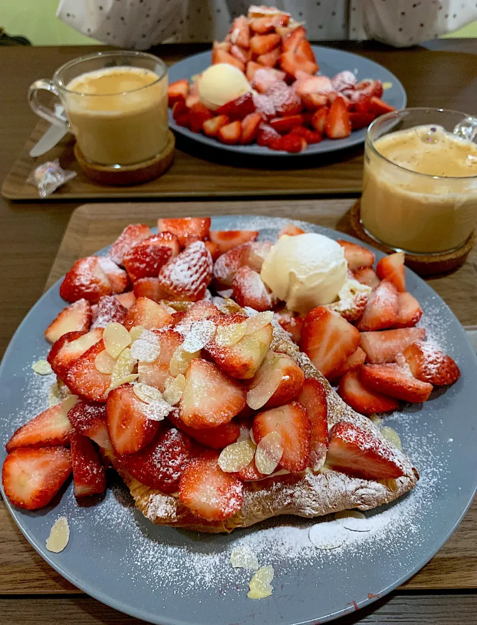 山盛り生いちごのクロワッサンサンド🥐🍓|いちごさん