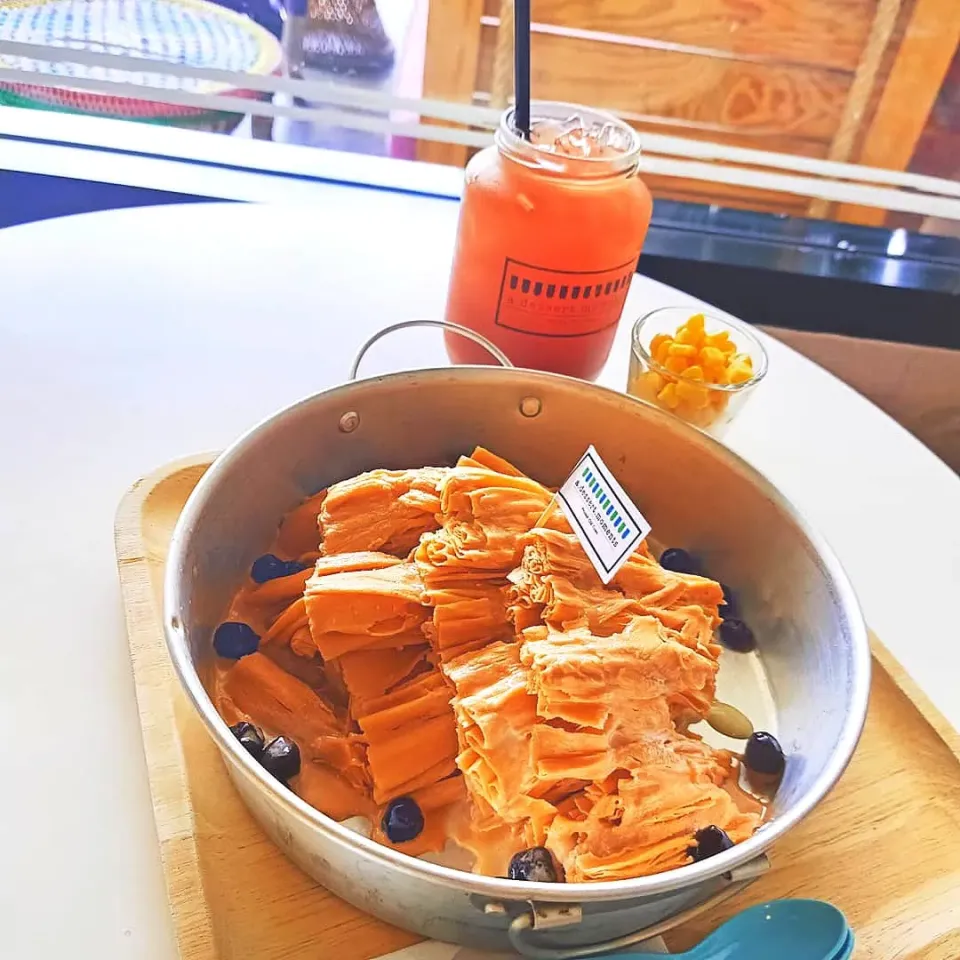 Amazingly Soft + Sweet Thai Milk Tea Shaved Ice &  Refreshing Iced Tea 🍧🧋
....
That's super cool for hot Sunday! 🌞|An'leeさん