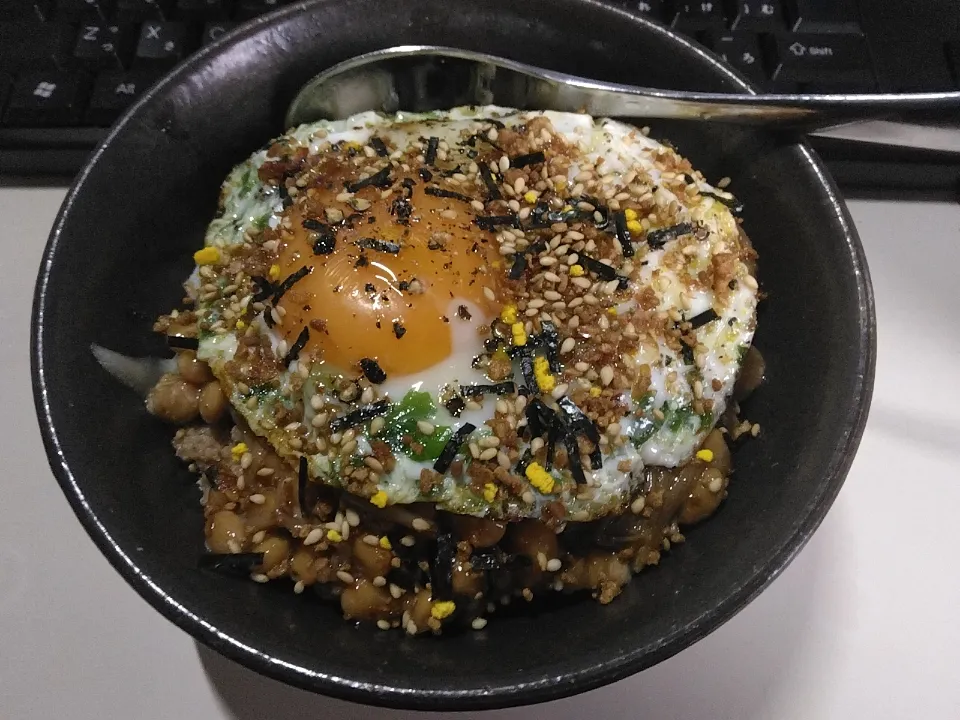 なめ茸と肉そぼろ入りショゴス丼|darkbaronさん