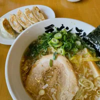 Snapdishの料理写真:#まめぞうラーメン #餃子　@ラーメンのまめぞう|はぬるんさん