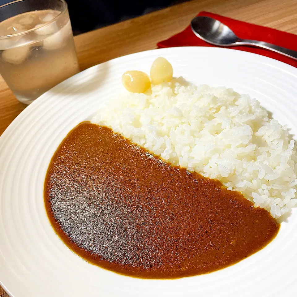 とってもシンプルカレー🍛　だけど深みのあるカレー🍛　　（皿もシンプルなものを❗️）|Sの食卓さん