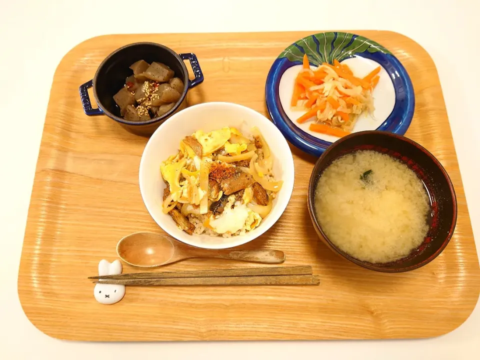 今日の夕食　さんま蒲焼缶卵とじ丼、切り干し大根煮物、こんにゃくピリ辛煮、玉ねぎ味噌汁|pinknari🐰🌈さん