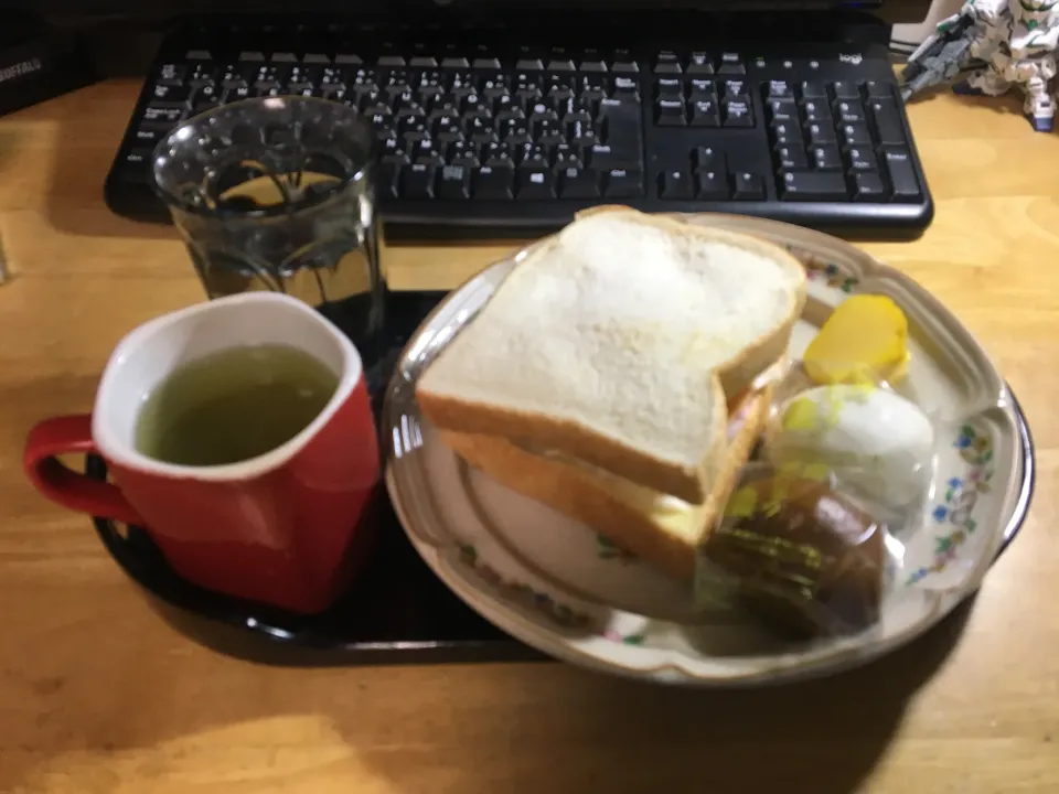 サンドイッチと高幡まんじゅう(朝飯)|enarinさん